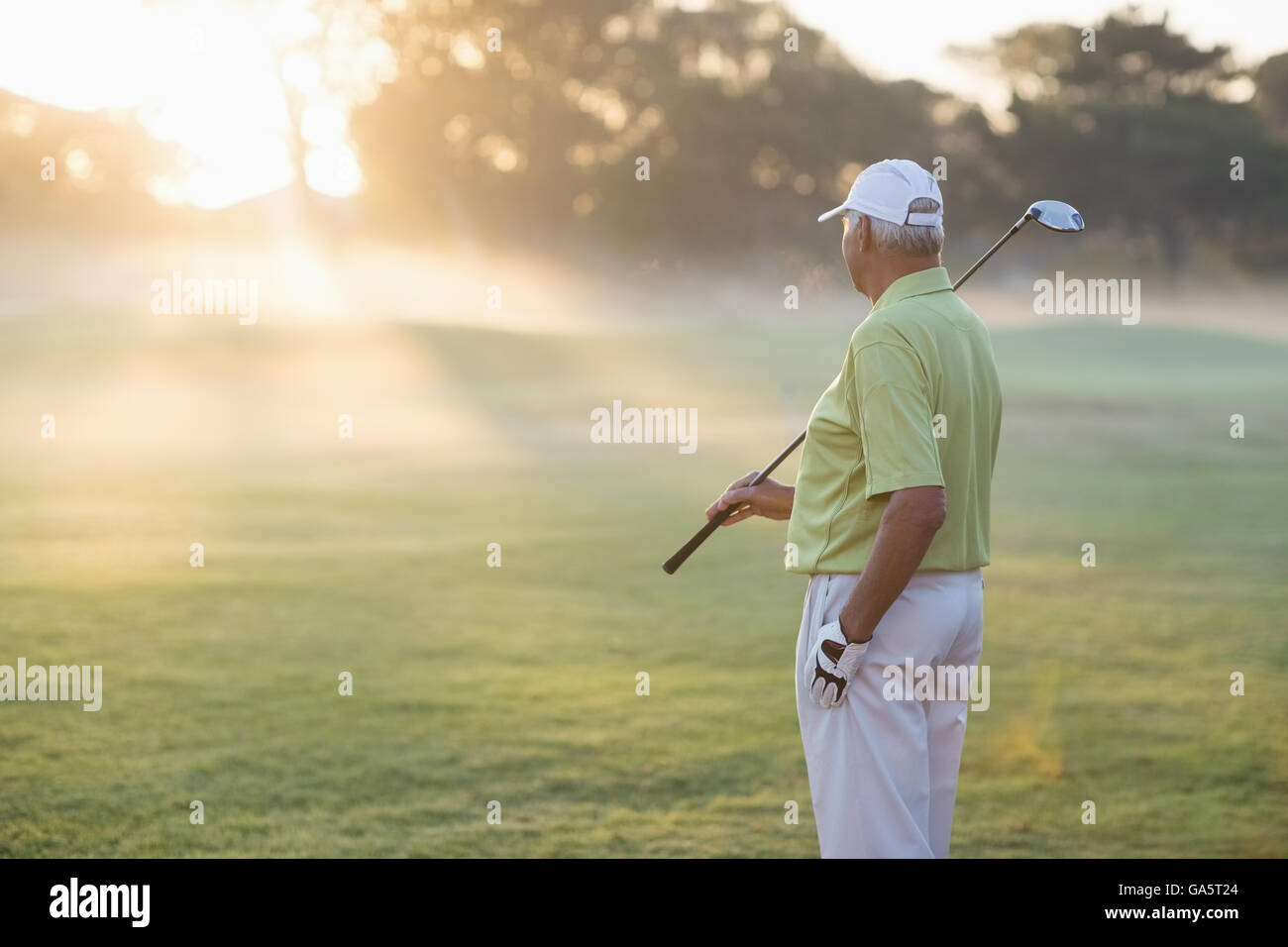 Coppia golfista uomo in piedi sul campo Foto Stock