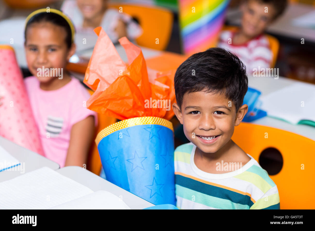 Ragazzo con i compagni di classe di contenimento oggetto di artigianato Foto Stock