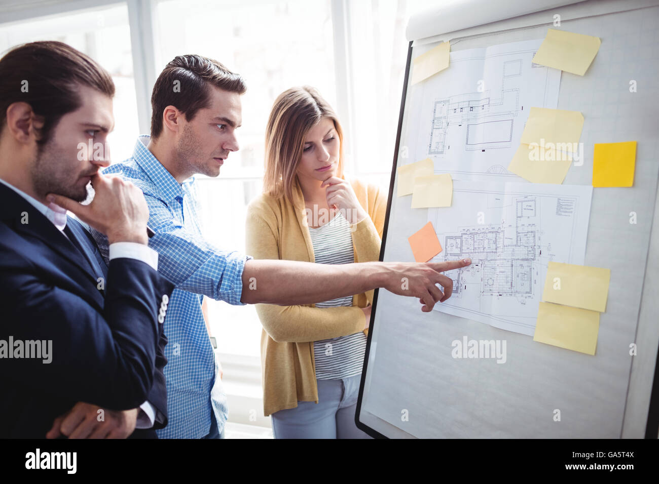 Imprenditore puntando su blueprints Foto Stock