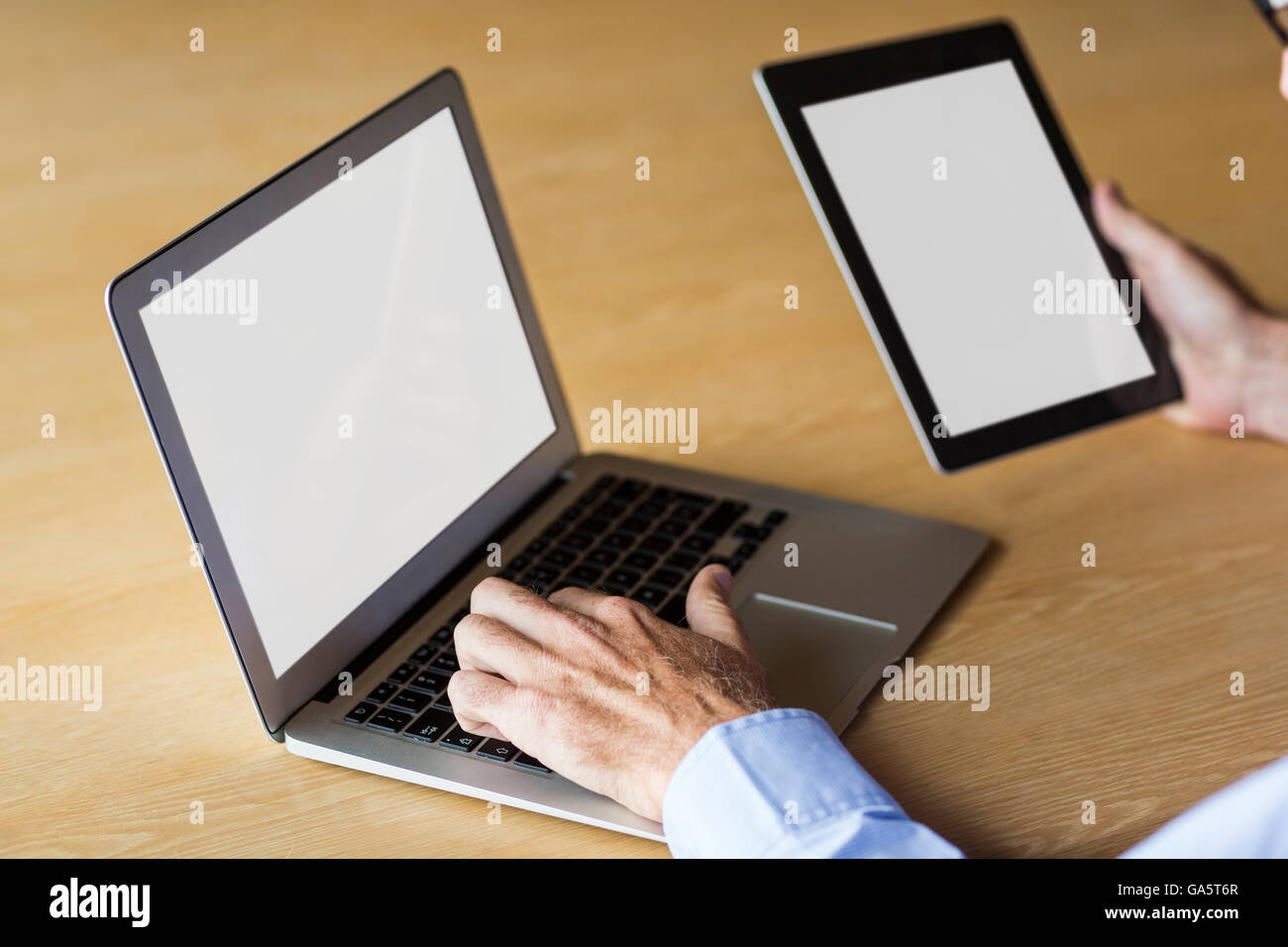 Immagine ritagliata dell uomo che lavora sul computer portatile Foto Stock