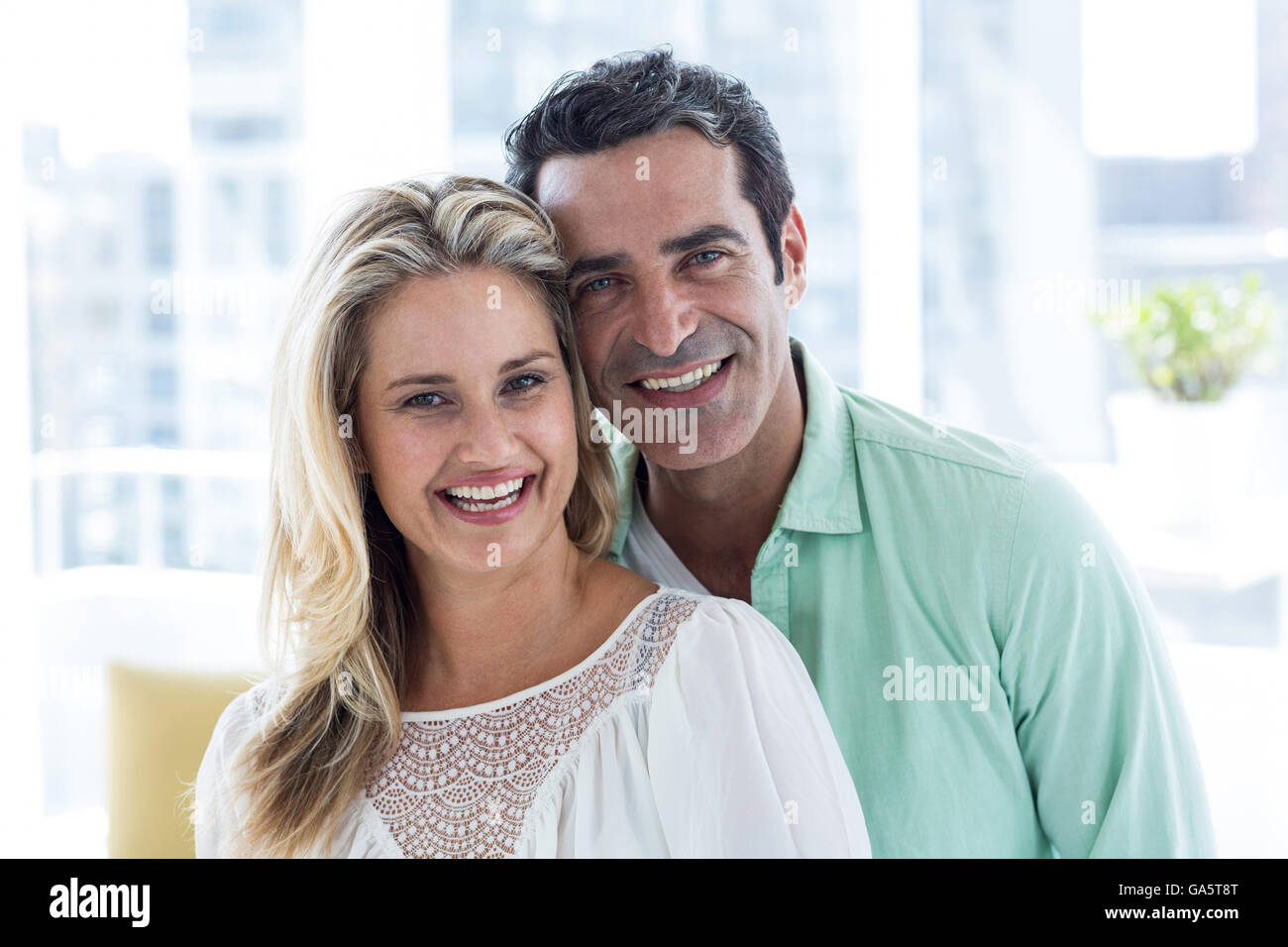 Sorridente coppia romantica a casa Foto Stock