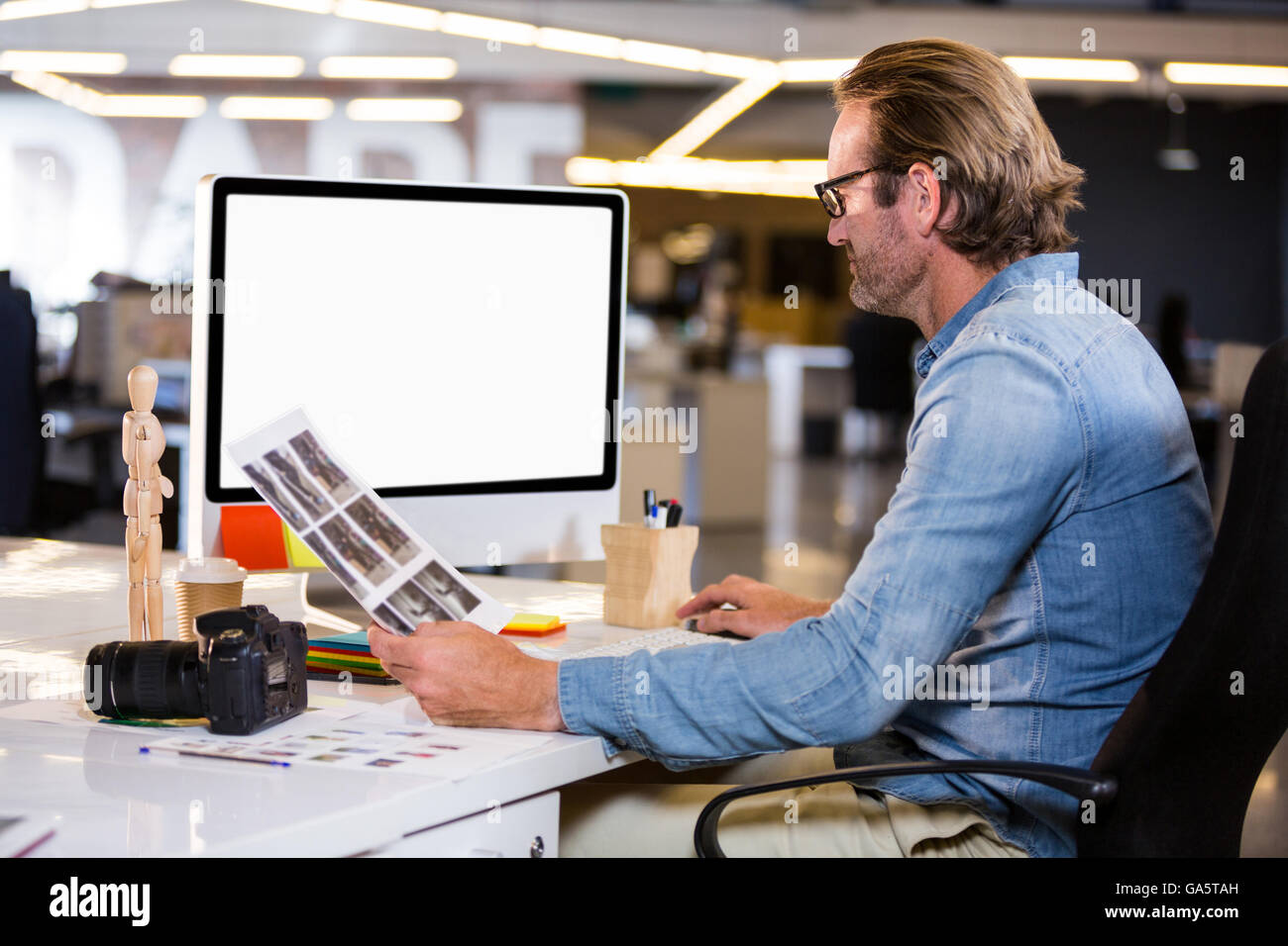 Photo Editor di lavoro sul computer Foto Stock