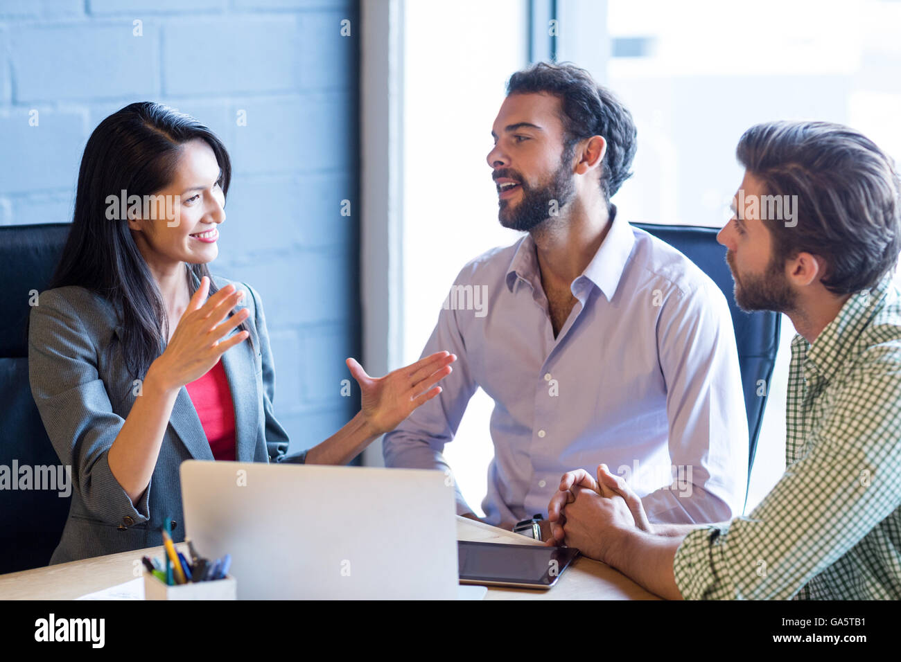 I colleghi a discutere in office Foto Stock