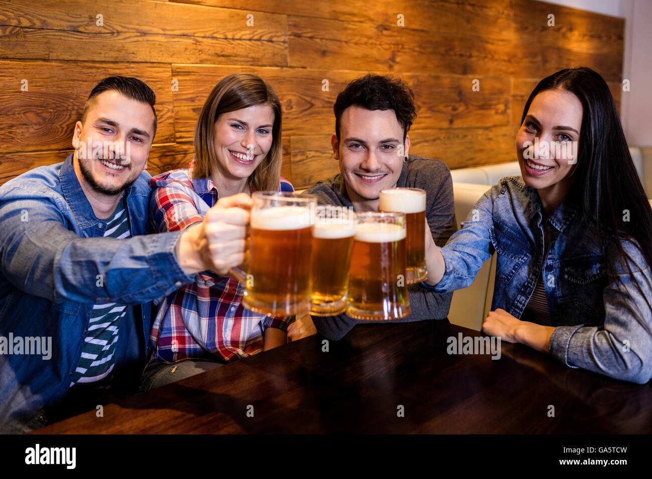 Ritratto di tostatura amici birra al ristorante Foto Stock