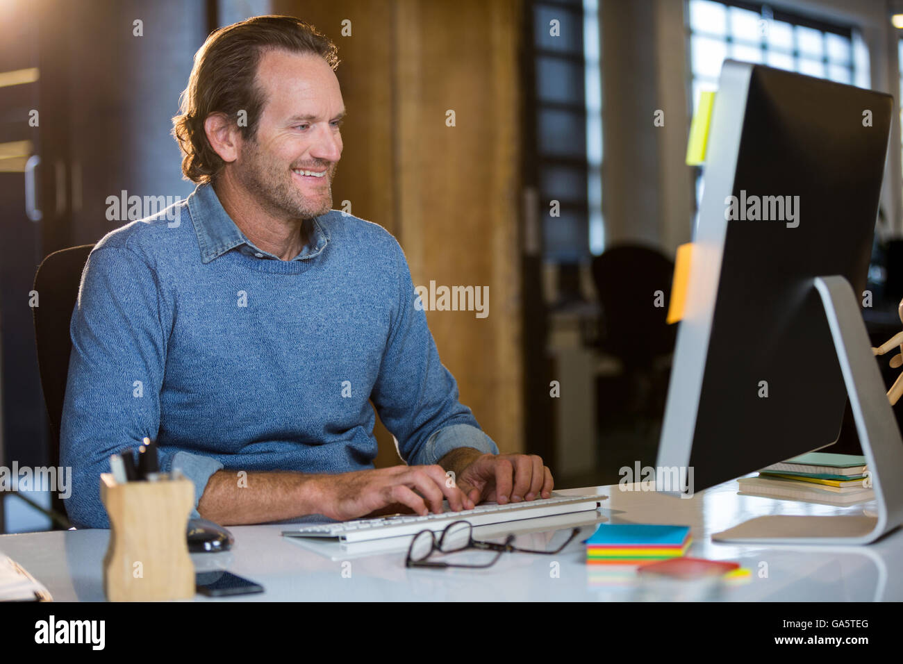 Imprenditore lavora in ufficio creativo Foto Stock