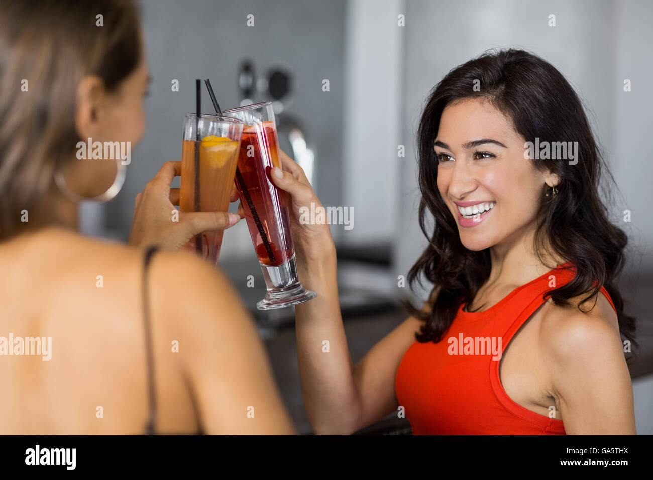 Due belle donne avente cocktail Foto Stock