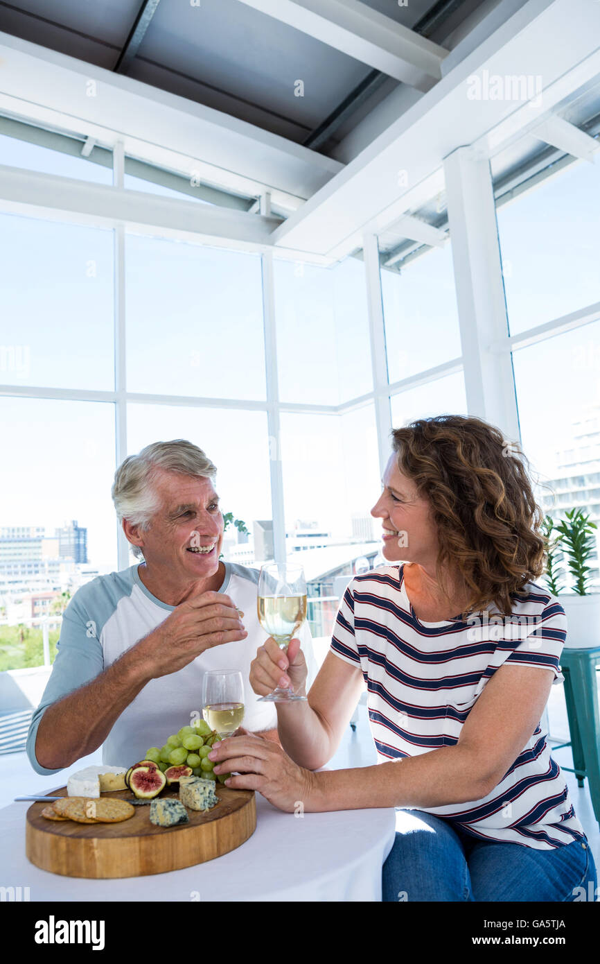 Sorridente Coppia matura seduti al ristorante Foto Stock