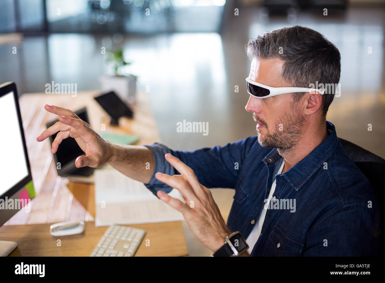 Uomo che indossa la realtà virtuale del vetro Foto Stock