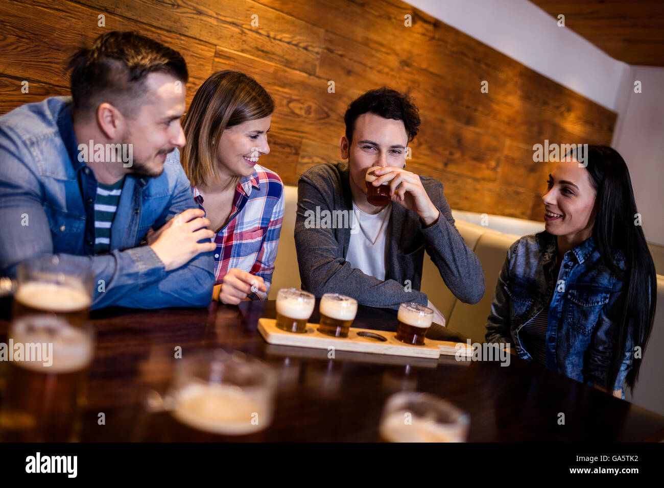Amici di birra al tavolo nel ristorante Foto Stock