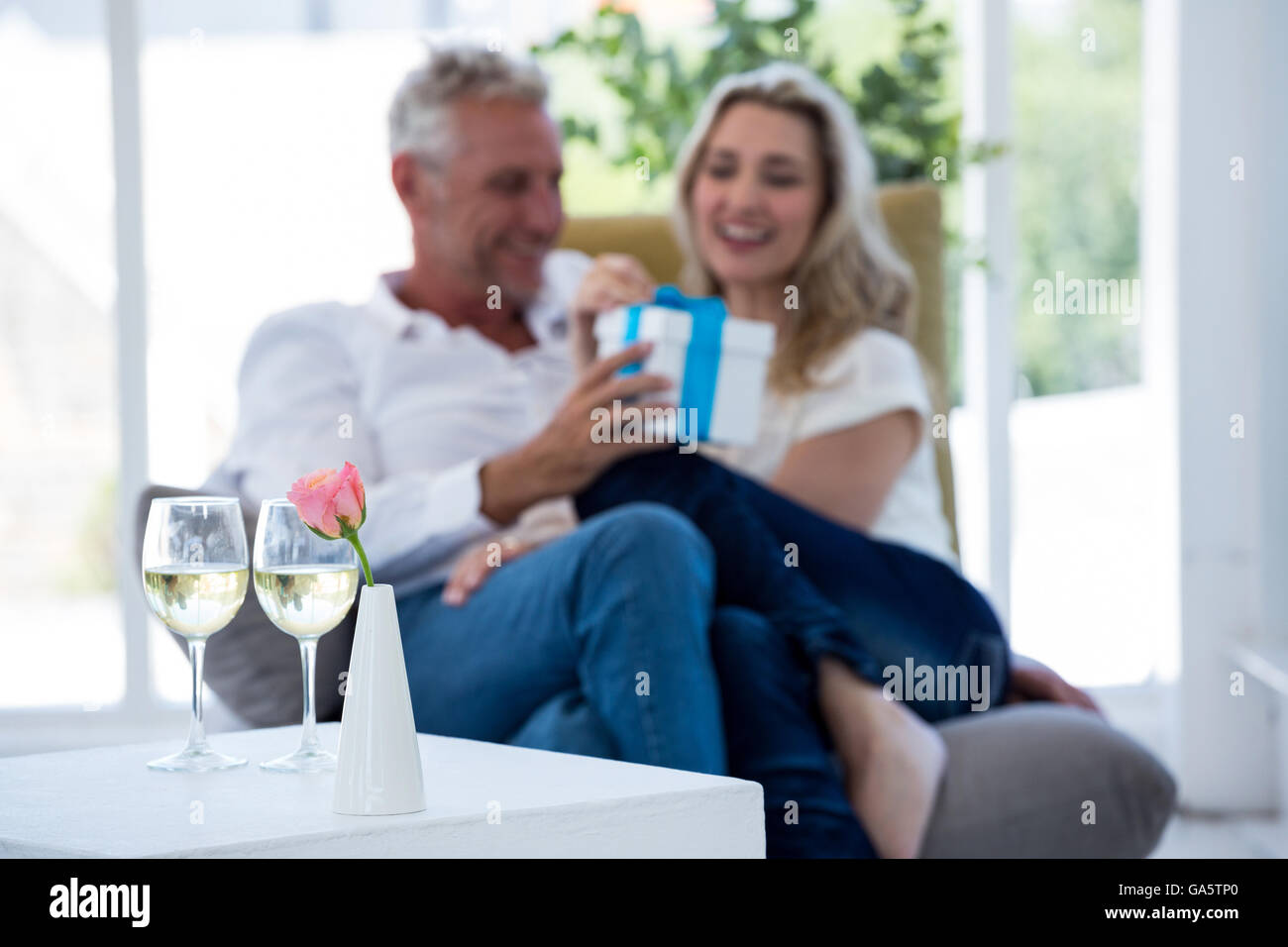 Vino bianco sul tavolo con la giovane azienda confezione regalo Foto Stock