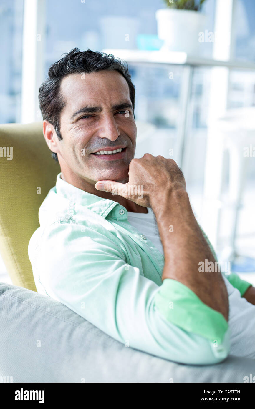 Ritratto di uomo con la mano sul mento Foto Stock
