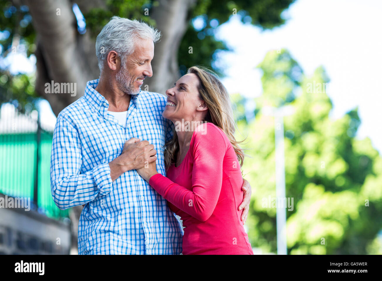 Romantico Coppia matura guardando ogni altro Foto Stock