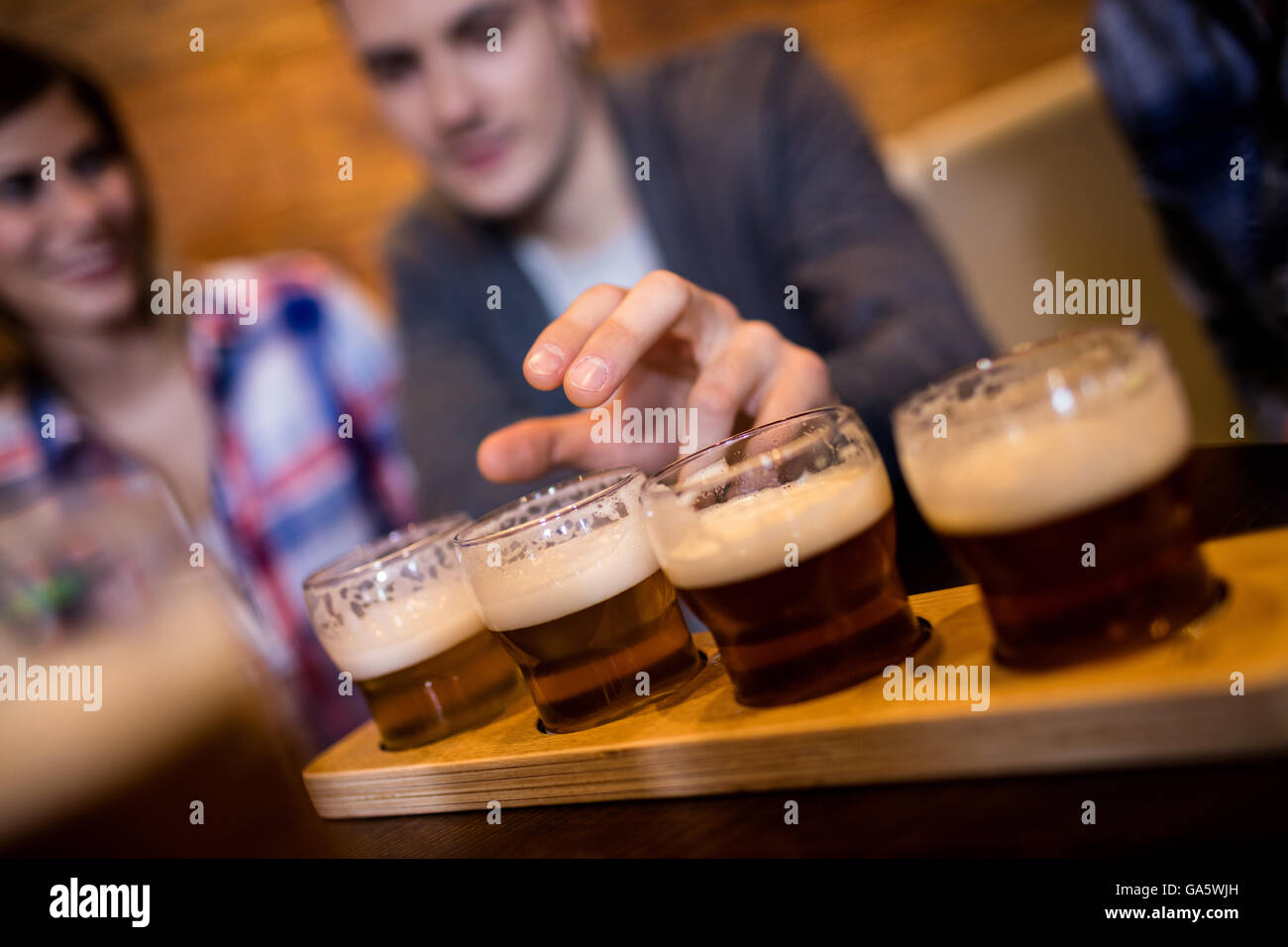 L'uomo prendendo la birra di vetro al ristorante Foto Stock