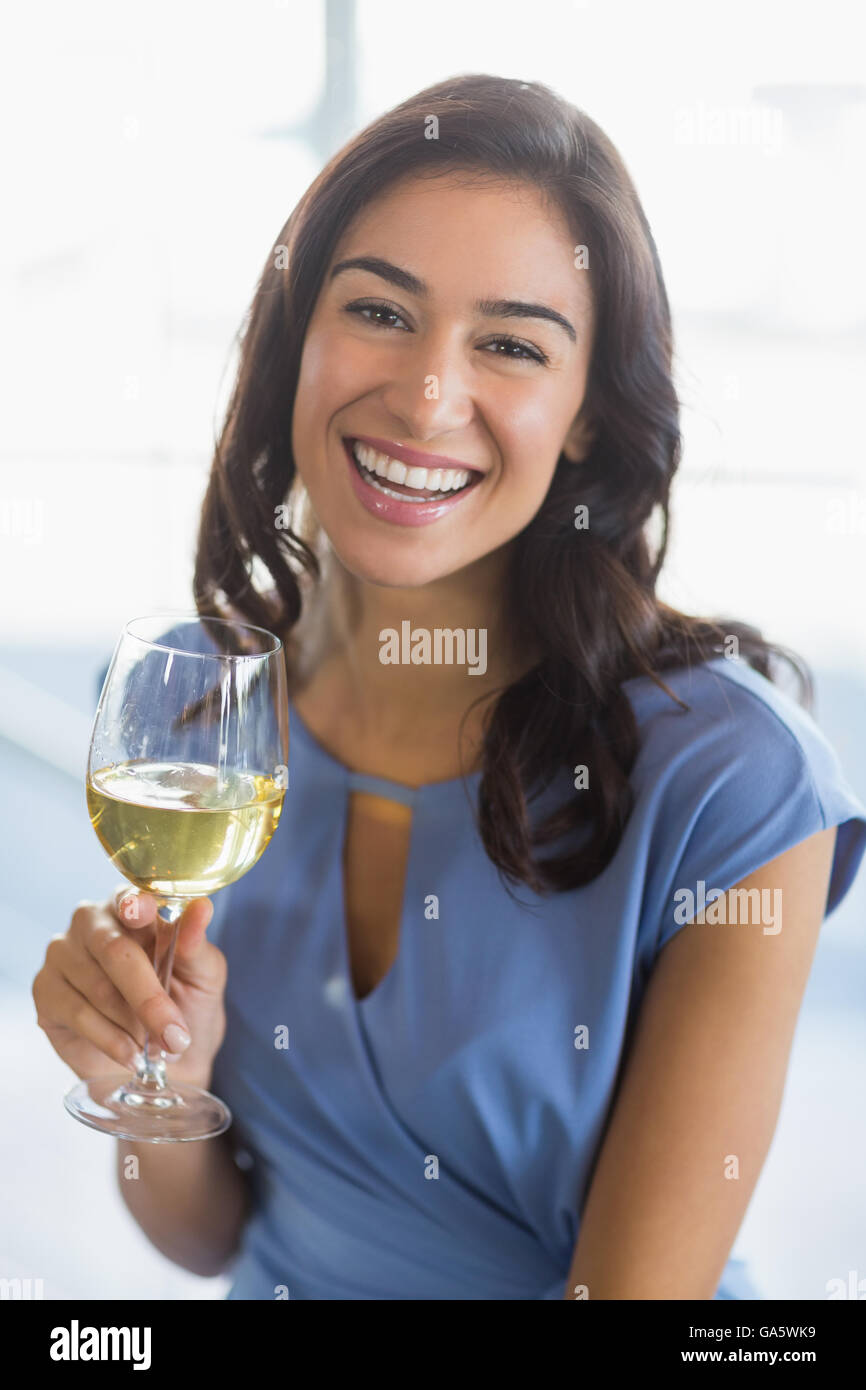Ritratto di donna sorridente tenendo un bicchiere da birra Foto Stock