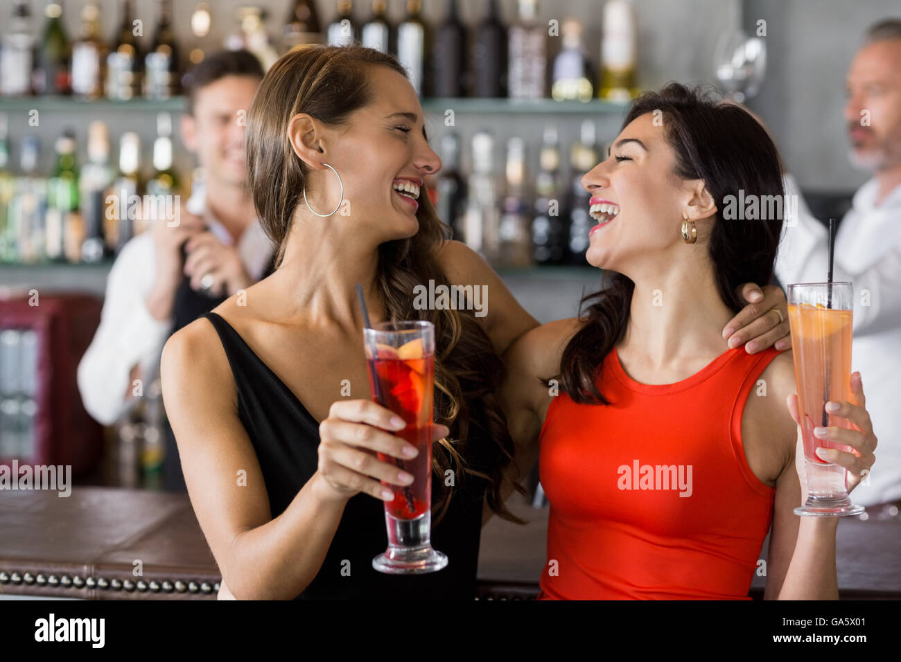 Due belle donne azienda bicchiere da cocktail Foto Stock