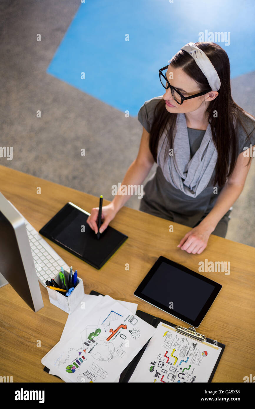 Imprenditrice lavorando sulla tavoletta grafica Foto Stock