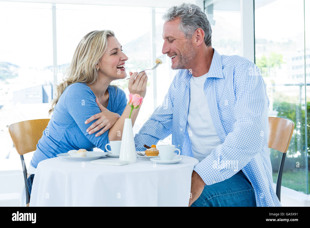 Felice coppia donna uomo di alimentazione Foto Stock