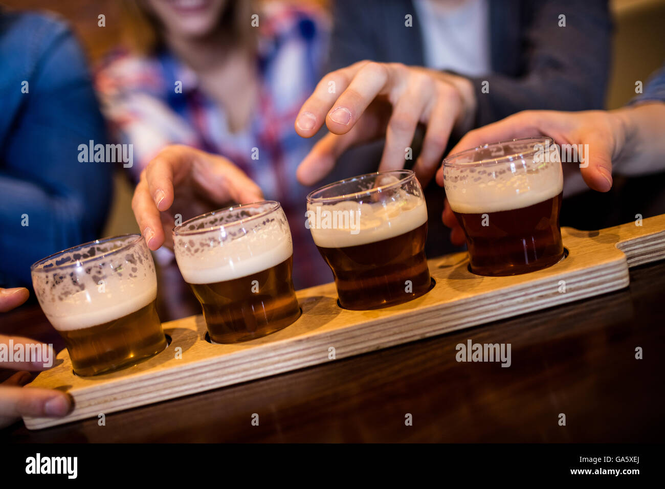 Amici prendendo bicchieri da birra al ristorante Foto Stock