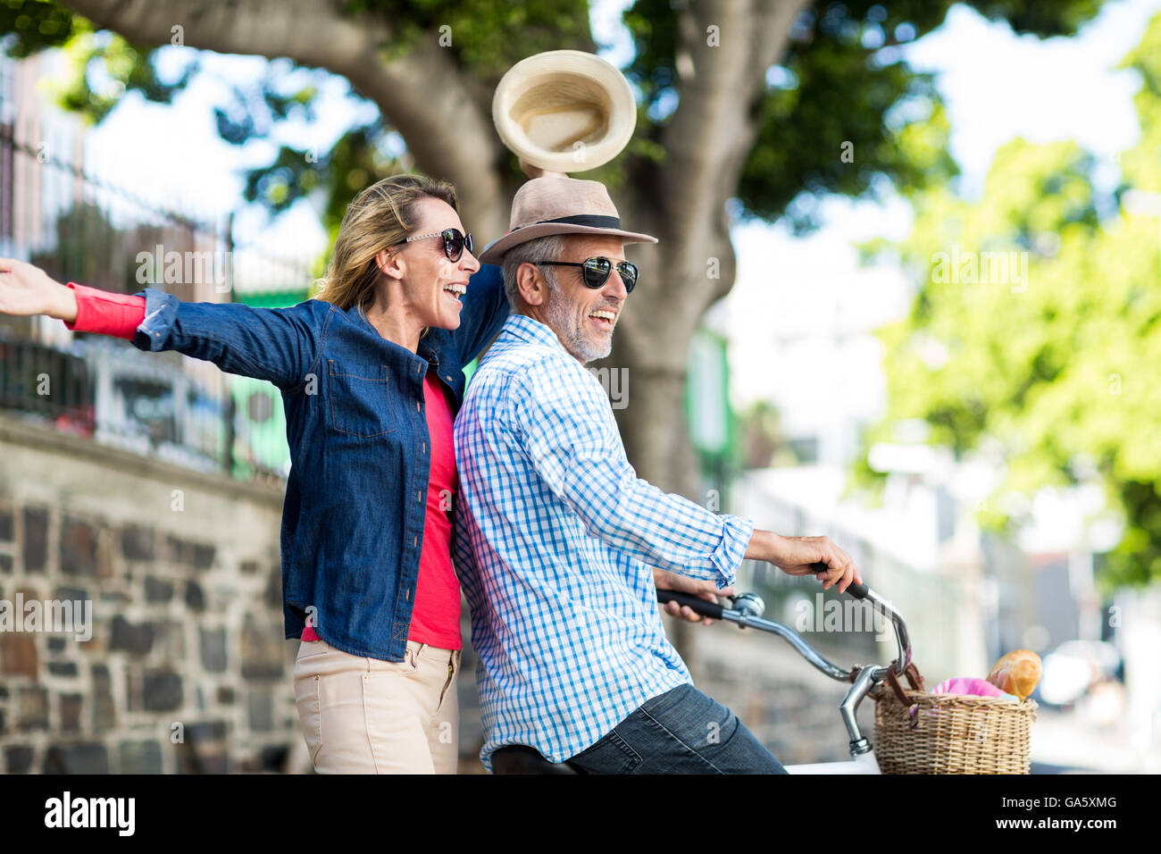Coppia matura godendo mentre Bicicletta Equitazione Foto Stock