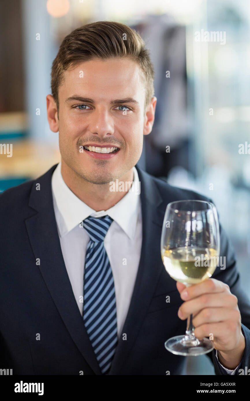 Ritratto di imprenditore sorridente tenendo un bicchiere da birra Foto Stock
