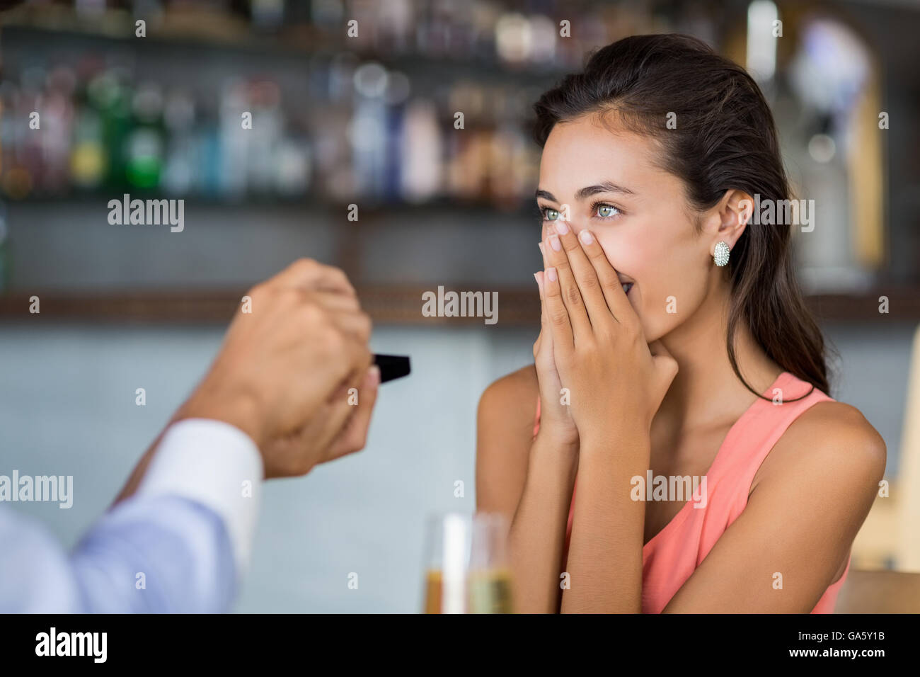 L'uomo gifting anello da dito alla sua donna Foto Stock