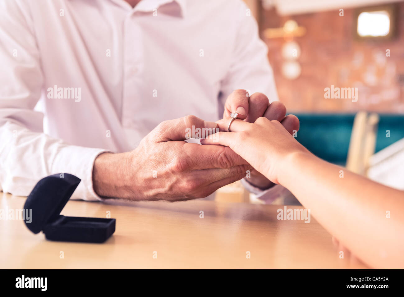 Uomo di mettere l'anello di innesto sul dito womans Foto Stock