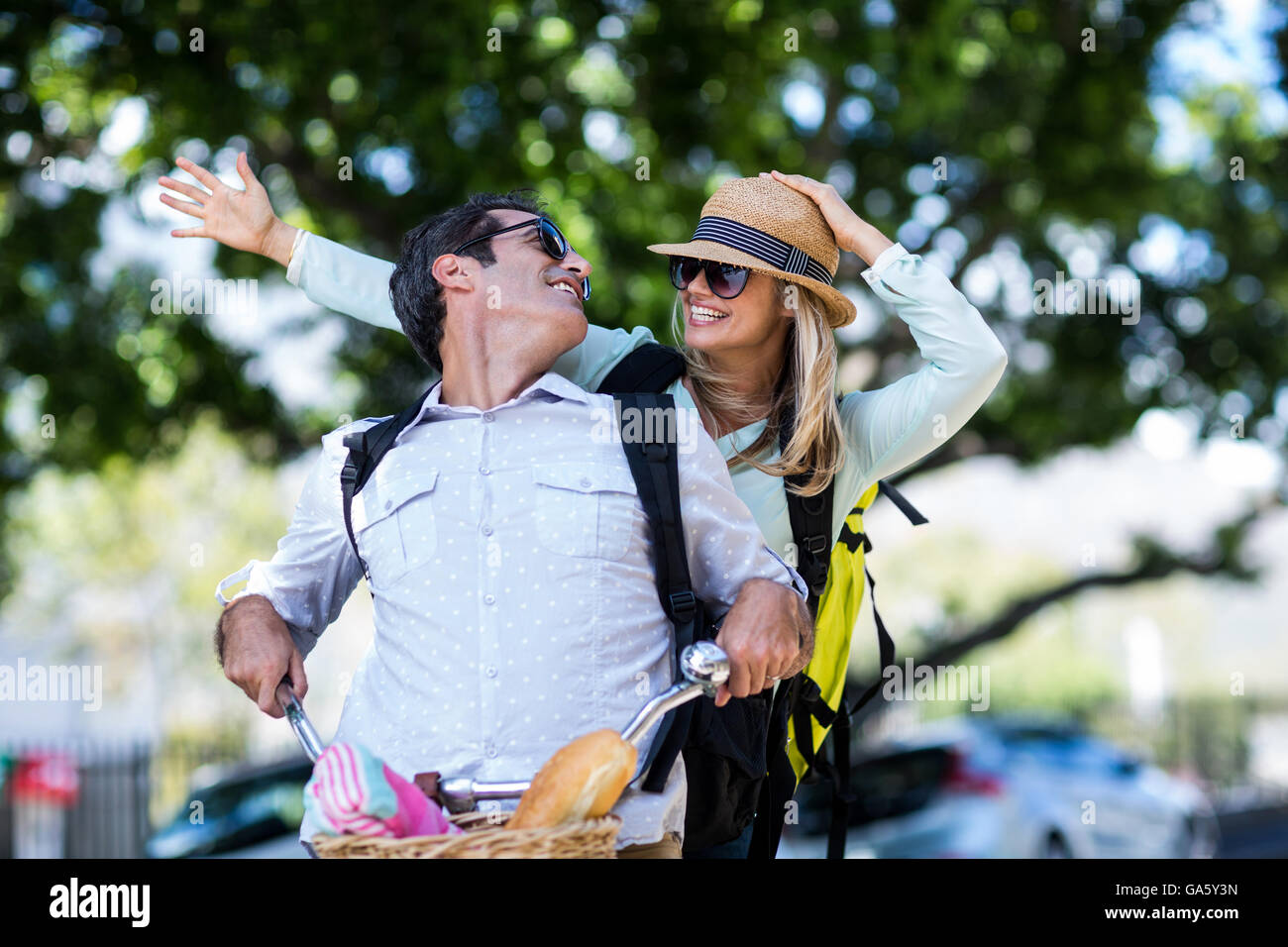 Coppia sorridente mentre la bicicletta equitazione Foto Stock