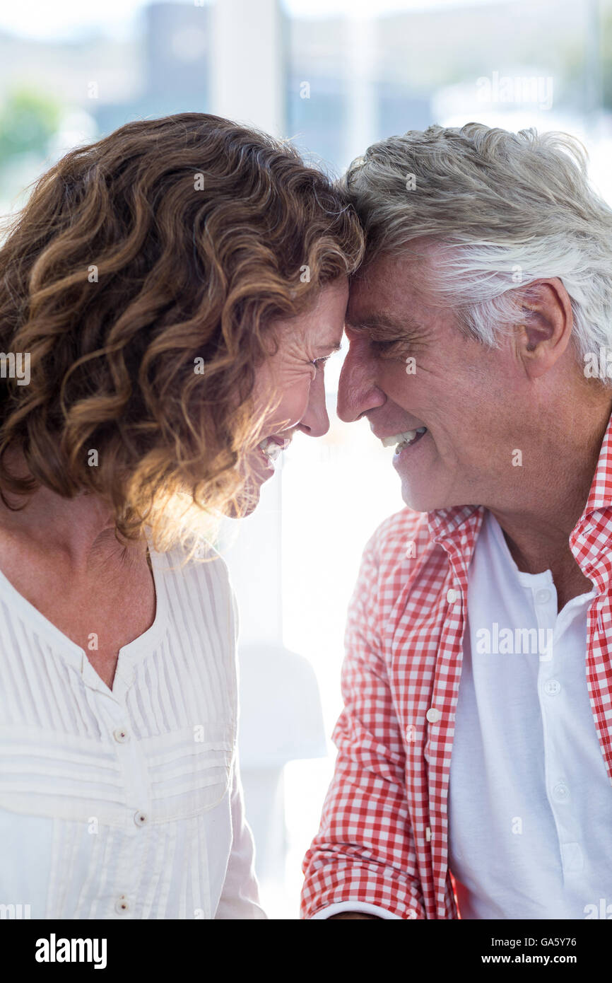 Sorridente coppia romantica nel ristorante Foto Stock