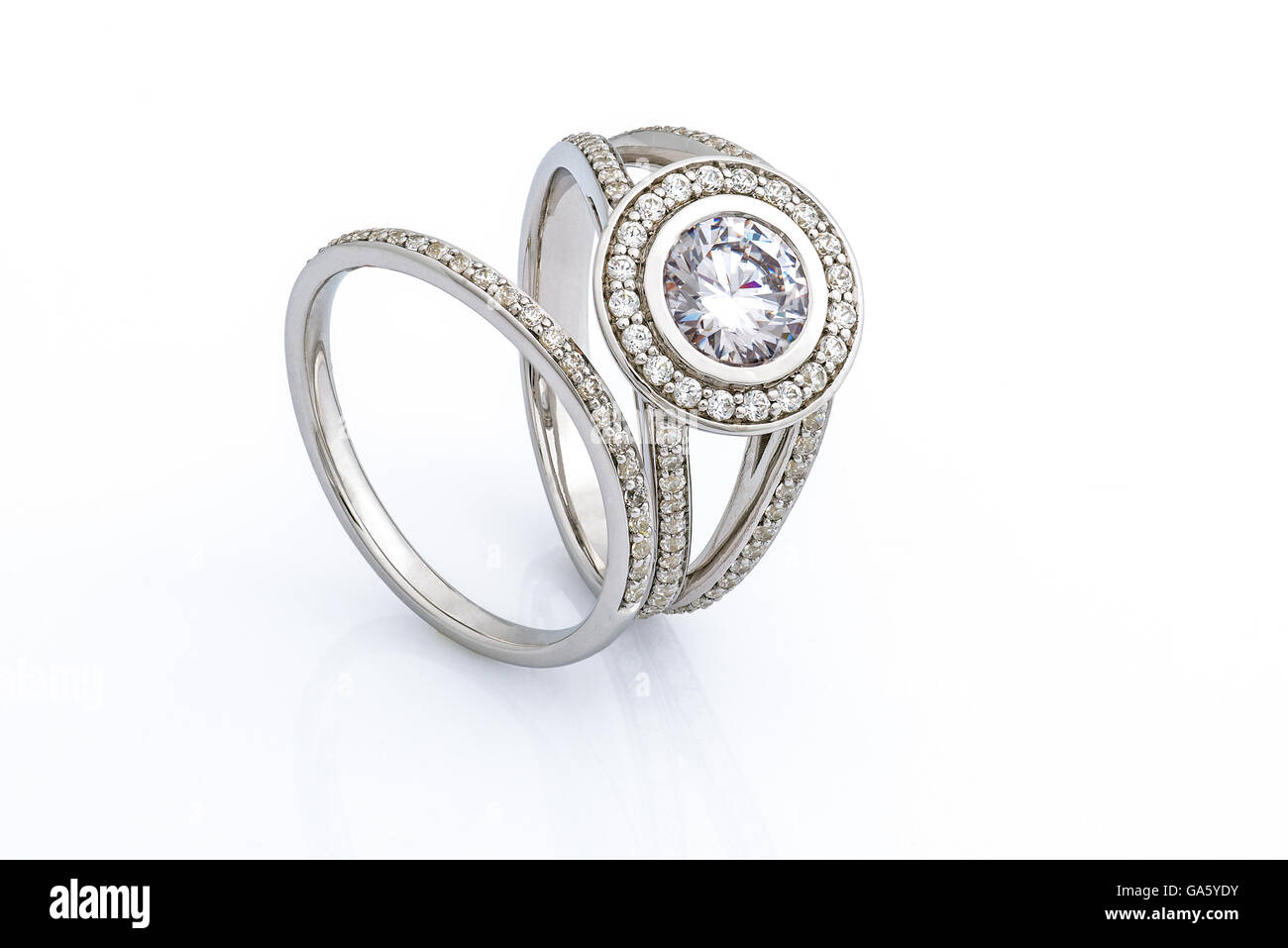 Di lui e di lei gli anelli di nozze set, gli anelli di diamante su sfondo bianco, gli anelli di nozze Foto Stock