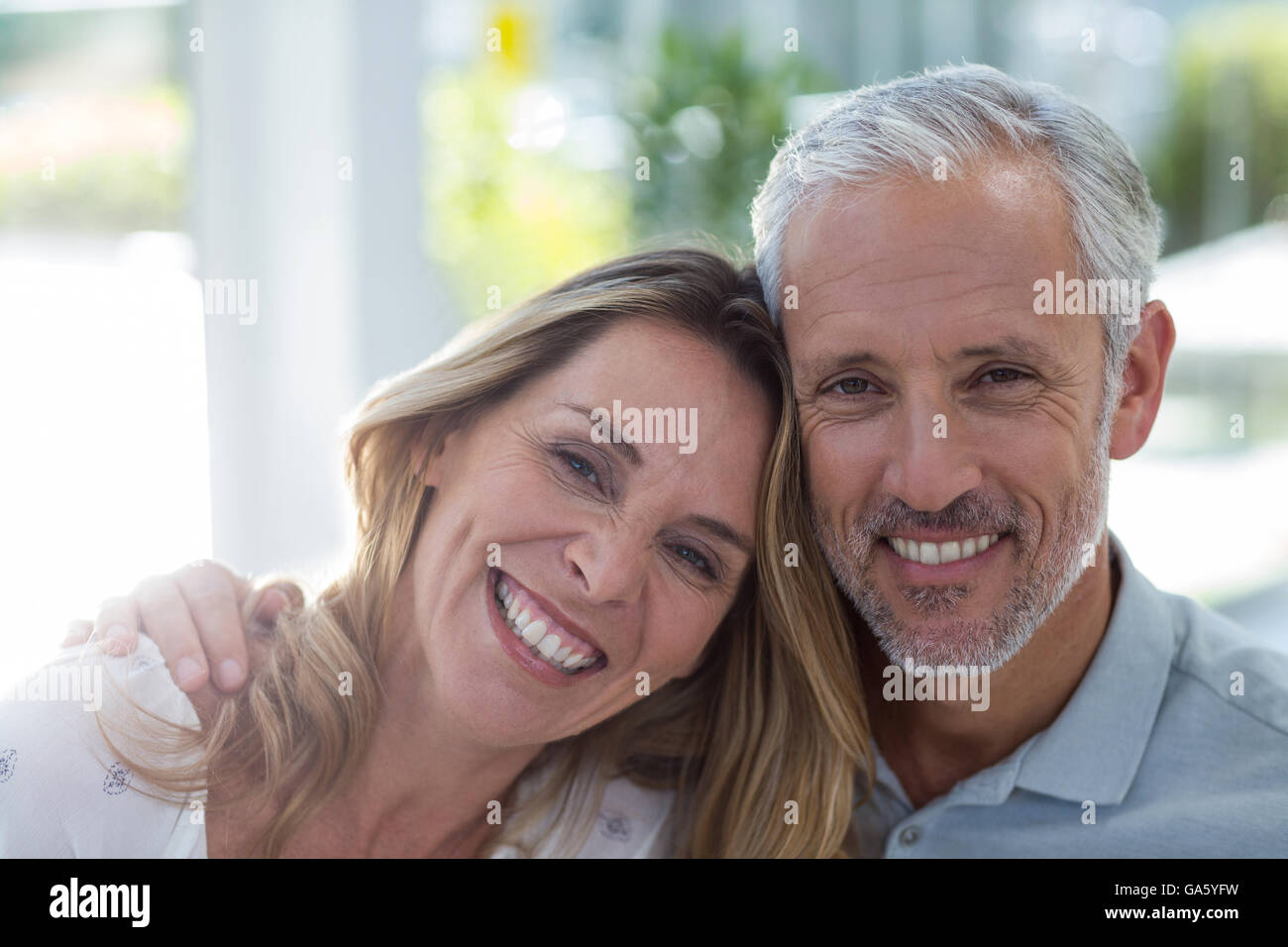 Close-up verticale di sorridere coppia matura Foto Stock