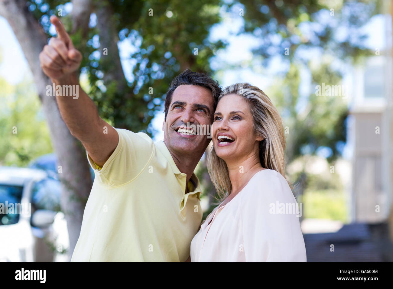 Un uomo indica mentre in piedi da donna Foto Stock
