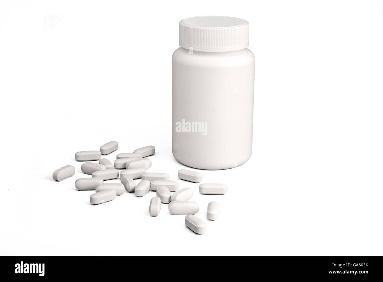 In plastica bianca bottiglia della medicina con le pillole su sfondo bianco Foto Stock