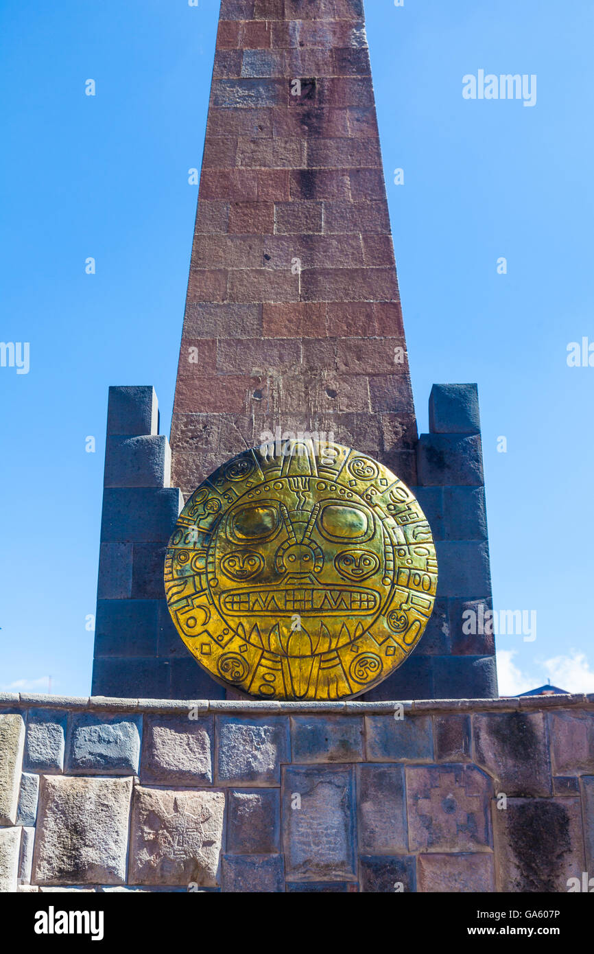 La maschera del sole Inca Dio vicino al Wanchaq stazione ferroviaria in Cusco, Perù Foto Stock