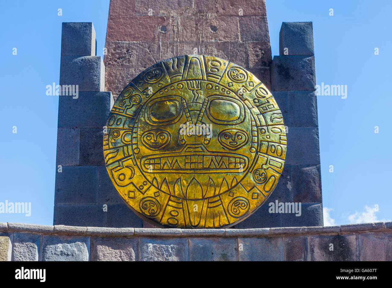 La maschera del sole Inca Dio vicino al Wanchaq stazione ferroviaria in Cusco, Perù Foto Stock