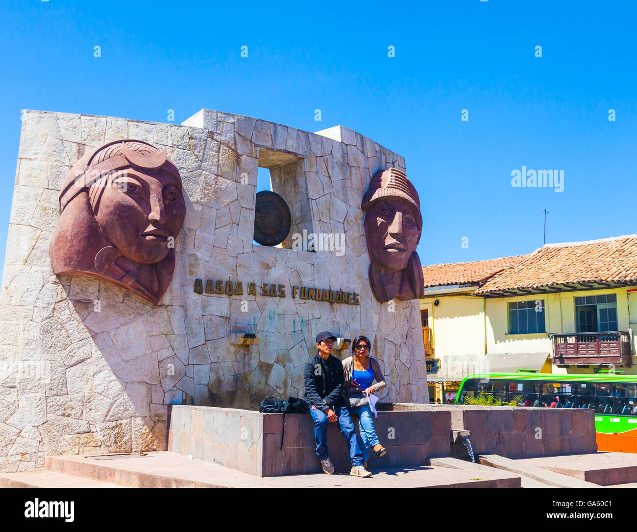 Il monumento pubblico con uno Inca l uomo e la donna, Dio Sole maschera, e una tipica fontana Inca in Cusco Foto Stock