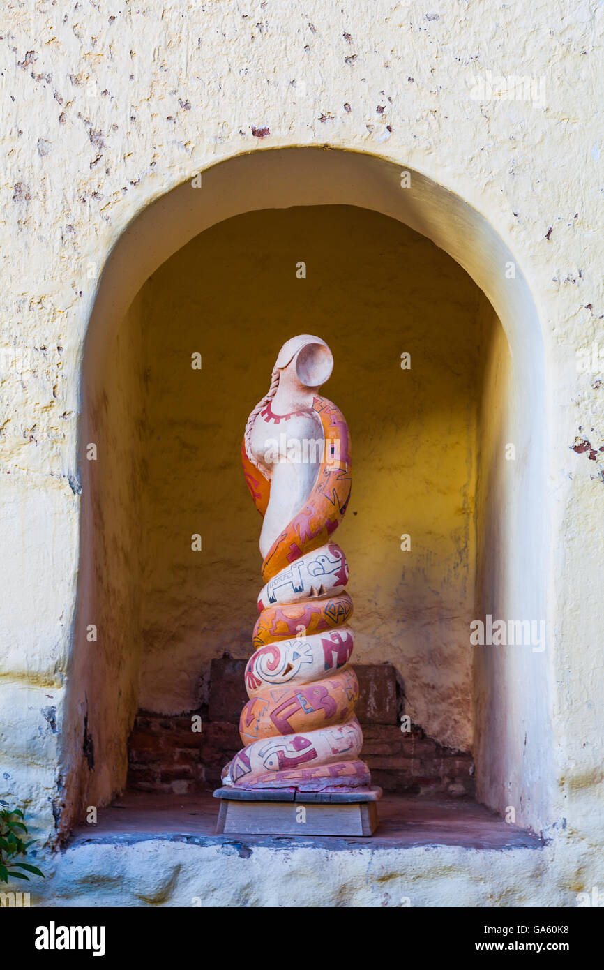 Femmina di serpente come figura in una nicchia della parete in un cortile della banca in Cusco, Perù Foto Stock