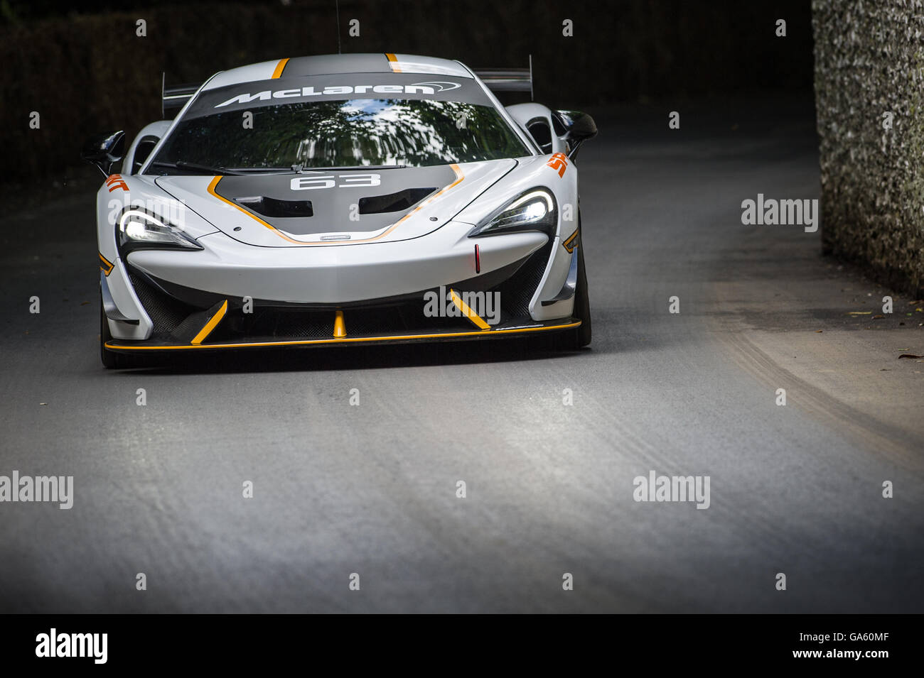 Una McLaren 570S unità Sprint oltre la parete di pietra focaia durante il Super Car girare al Festival di Goodwood di velocità 2016 Foto Stock