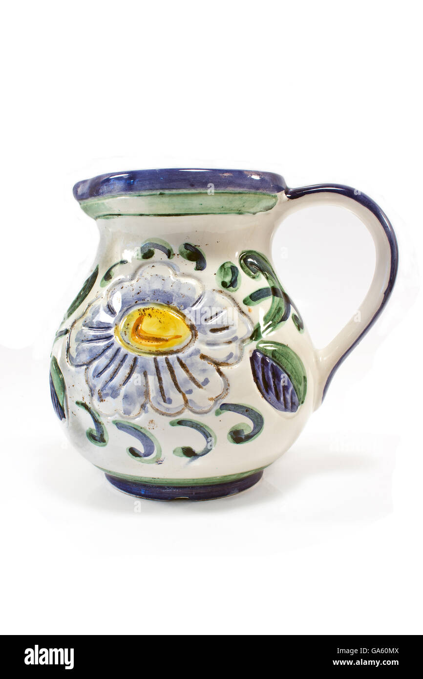 Ceramica vecchia brocca isolato su bianco Foto Stock