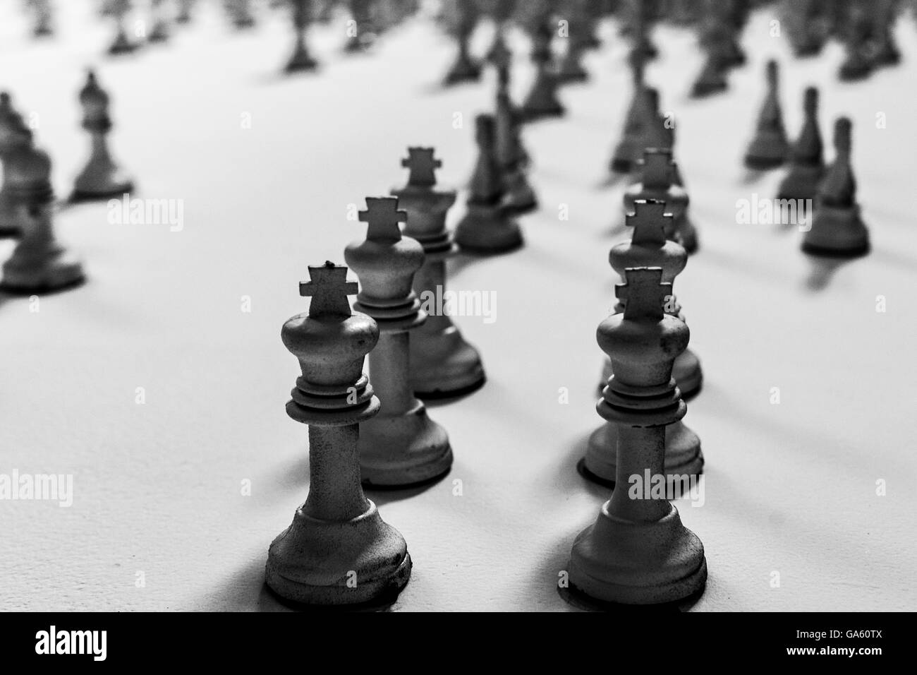 Casuale di pezzi di scacchi, in bianco e nero Foto Stock