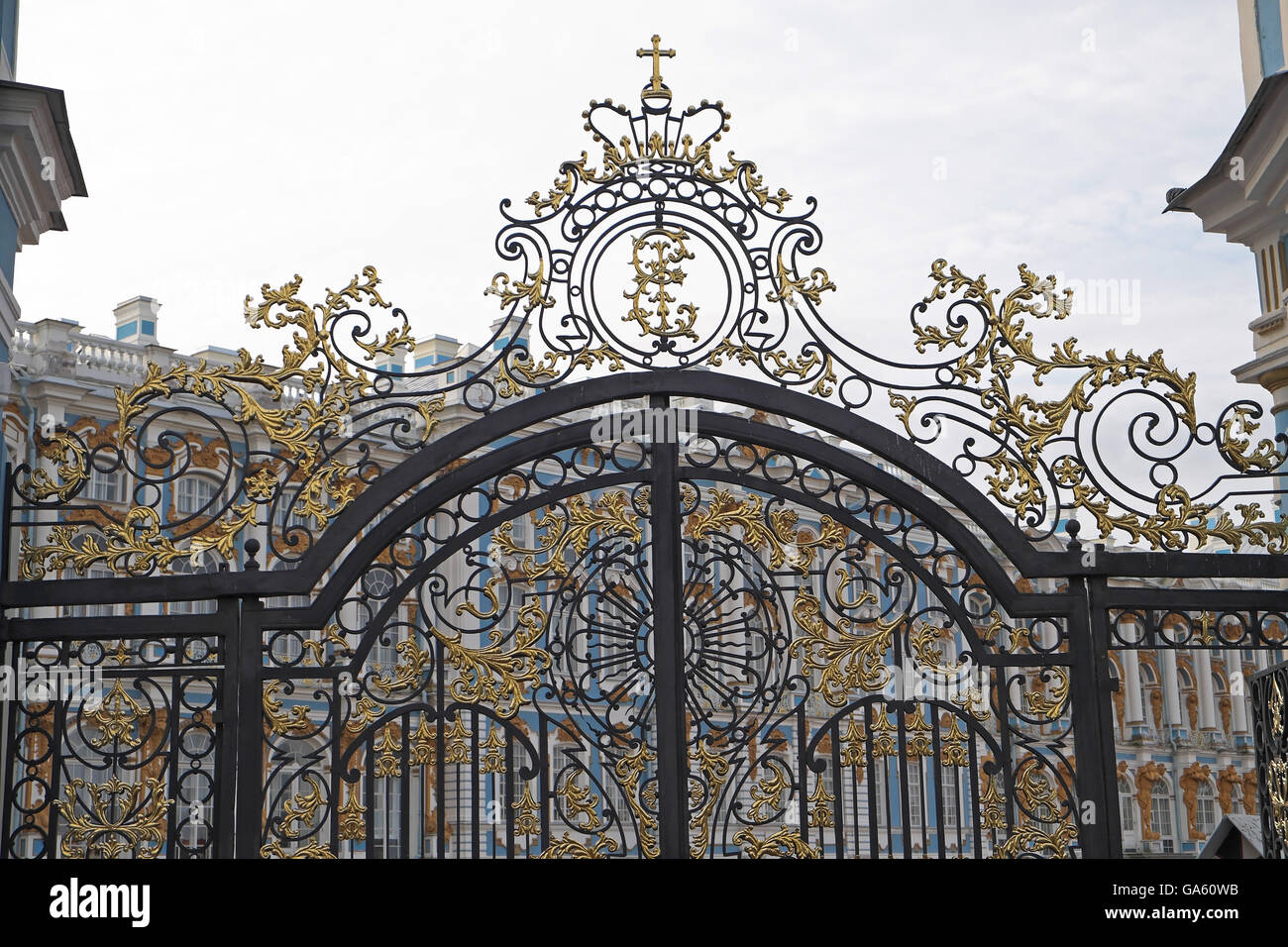 Cancelli a catherine o palazzo estivo, Tsarskoe Selo, Pushkin, San Pietroburgo, Russia. russo foglia oro dorato ornati in lamiera Foto Stock