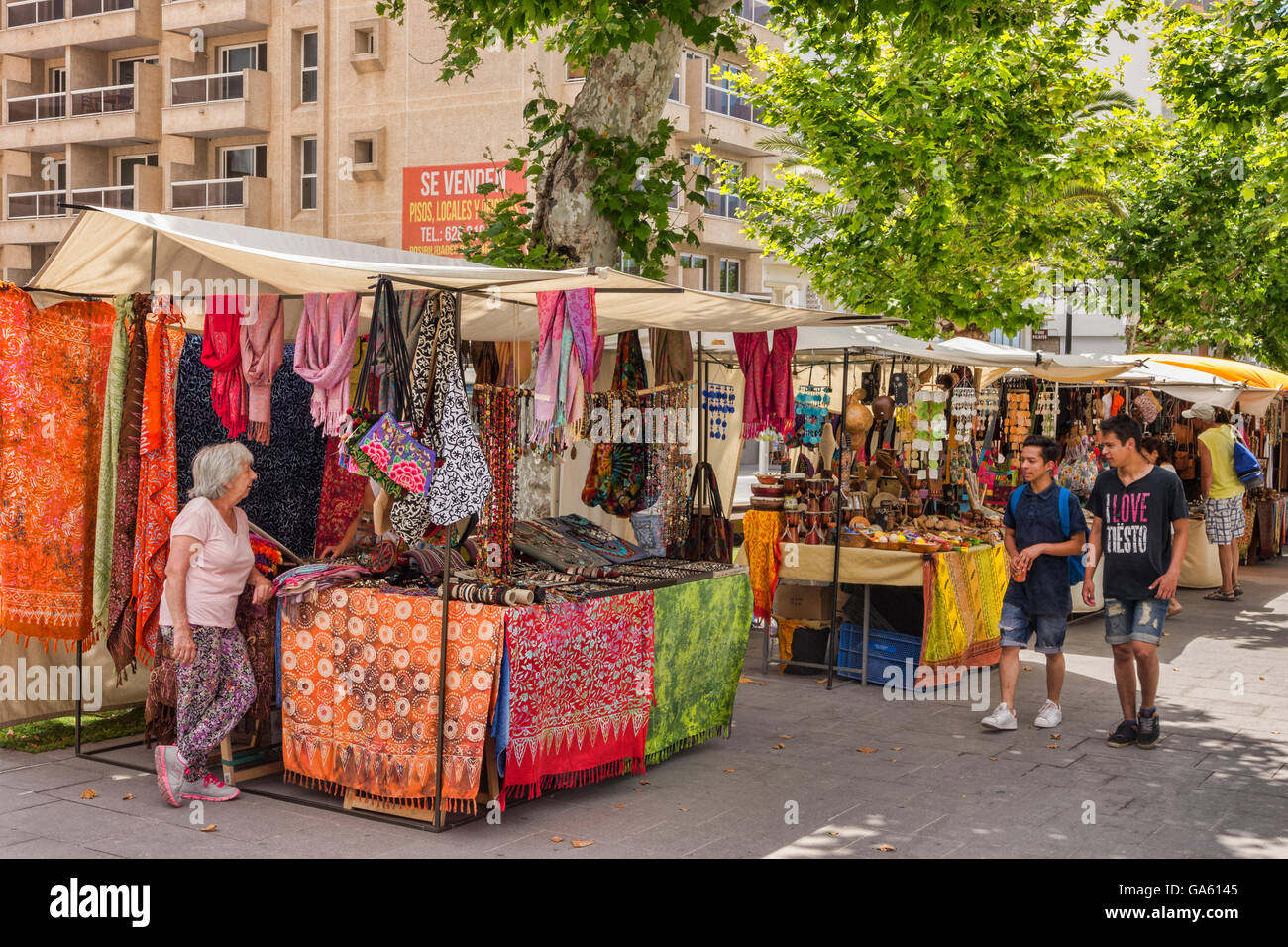 20 Giugno 2016: Santa Eularia, Ibiza, Spagna - strada del mercato di Santa Eularia, Ibiza, Spagna. Foto Stock