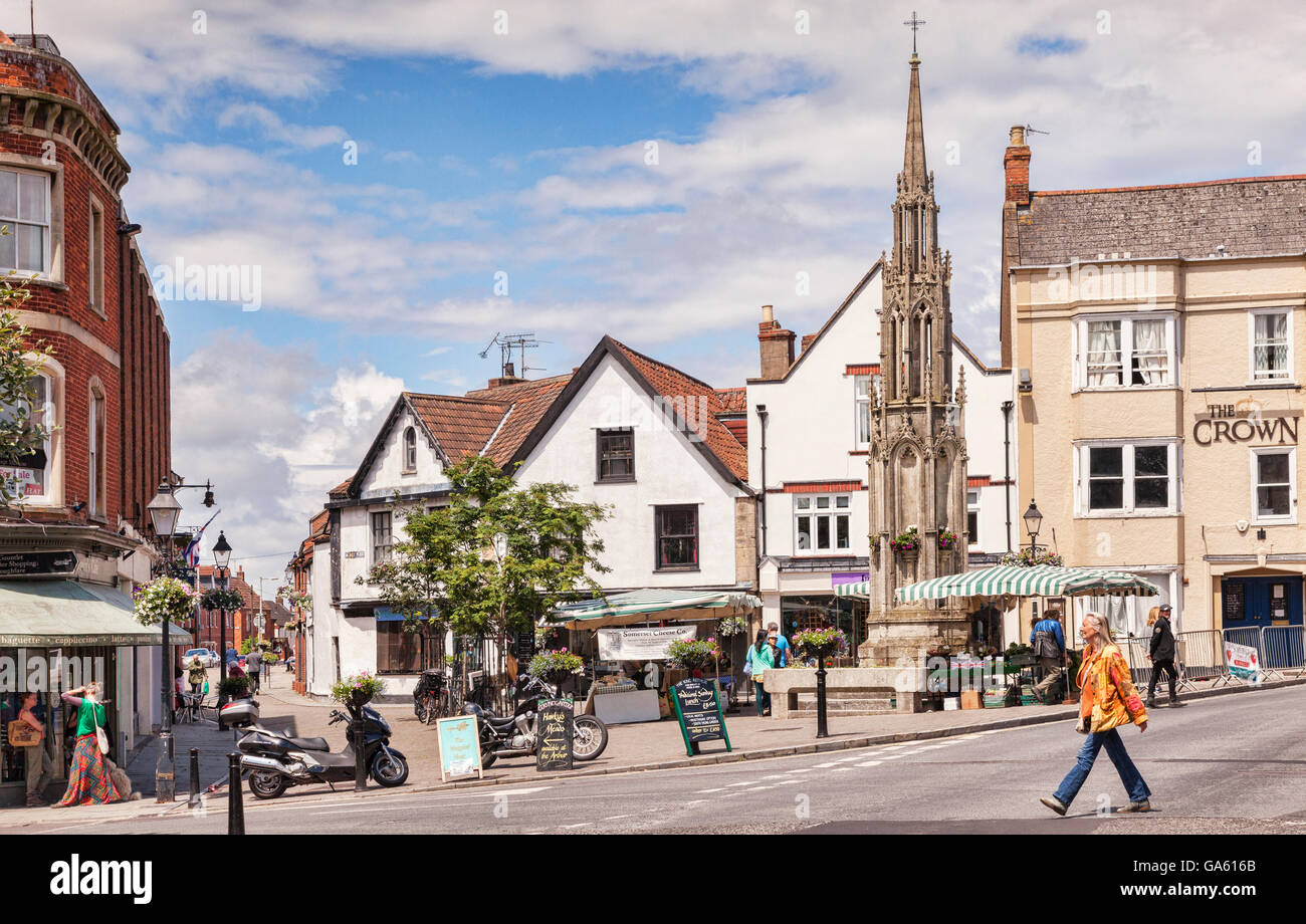 Centro della città di Glastonbury e croce di mercato, Glastonbury, Somerset, Inghilterra, Regno Unito Foto Stock
