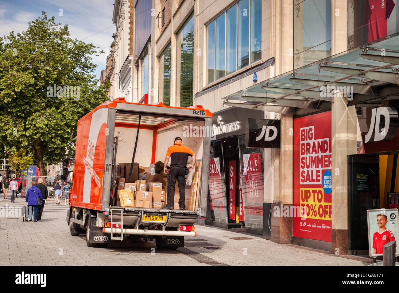 27 Giugno 2016: Cardiff Wales, Regno Unito - consegna TNT van in Cardiff City Centre, Wales, Regno Unito Foto Stock