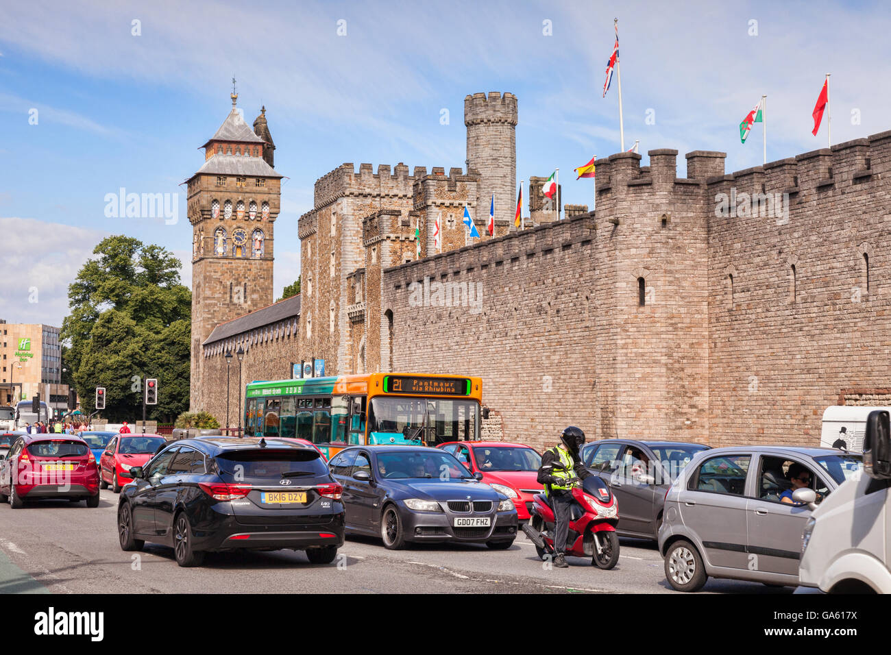 27 Giugno 2016: Cardiff Wales, Regno Unito - Traffico alondgside il Castello di Cardiff, Cardiff Wales, Regno Unito Foto Stock