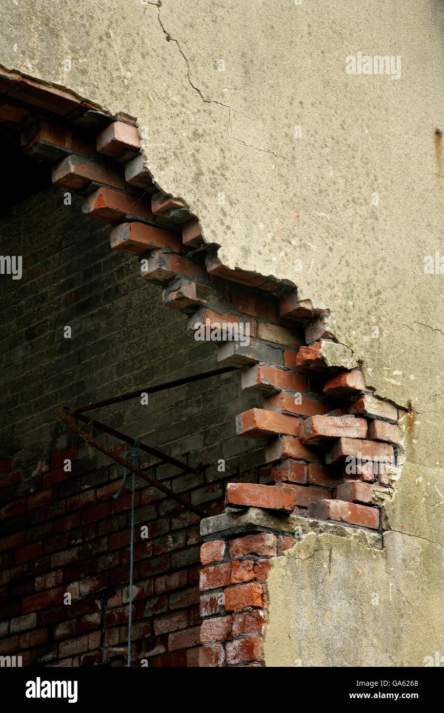 Muro di mattoni crollare dopo la rimozione di acciaio trave di supporto. Foto Stock