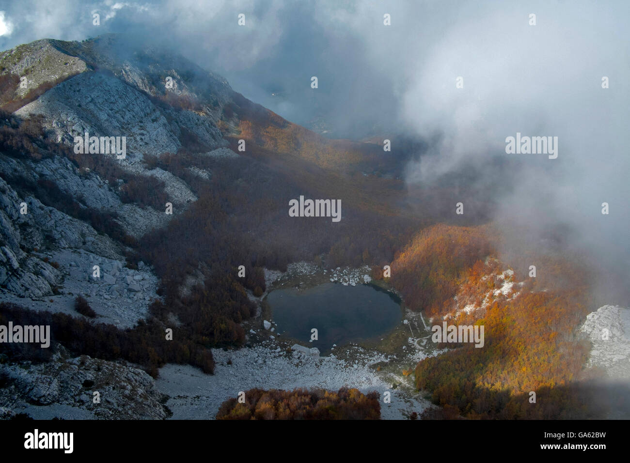Scena invernale presso il cratere del lago vulcano, parco nazionale di Lovcen, Montenegro Foto Stock