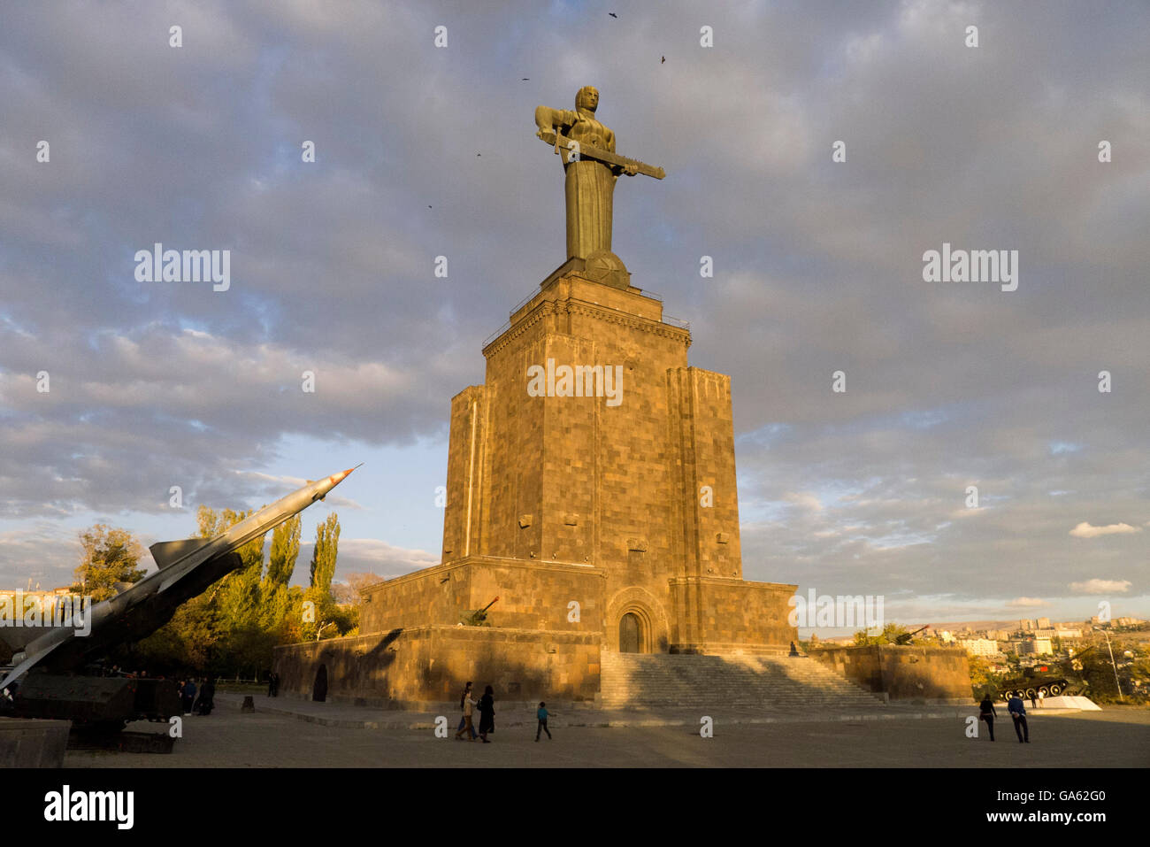 Un monumento di Madre Armenia e museo militare. Il Parco della Vittoria. Foto Stock