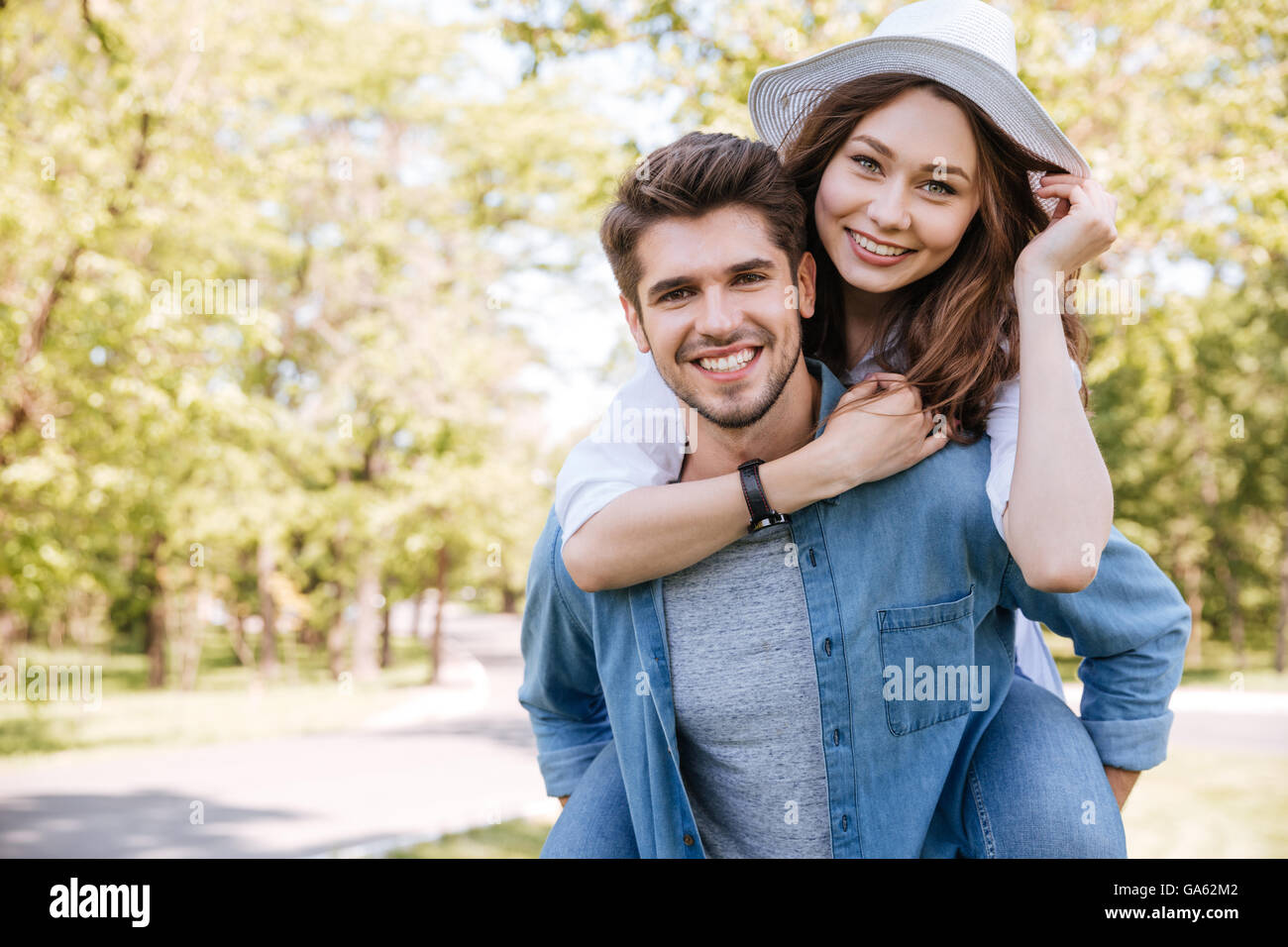 Ritratto di un giovane felice coppia sorridente avendo divertimento all'aperto nel parco Foto Stock