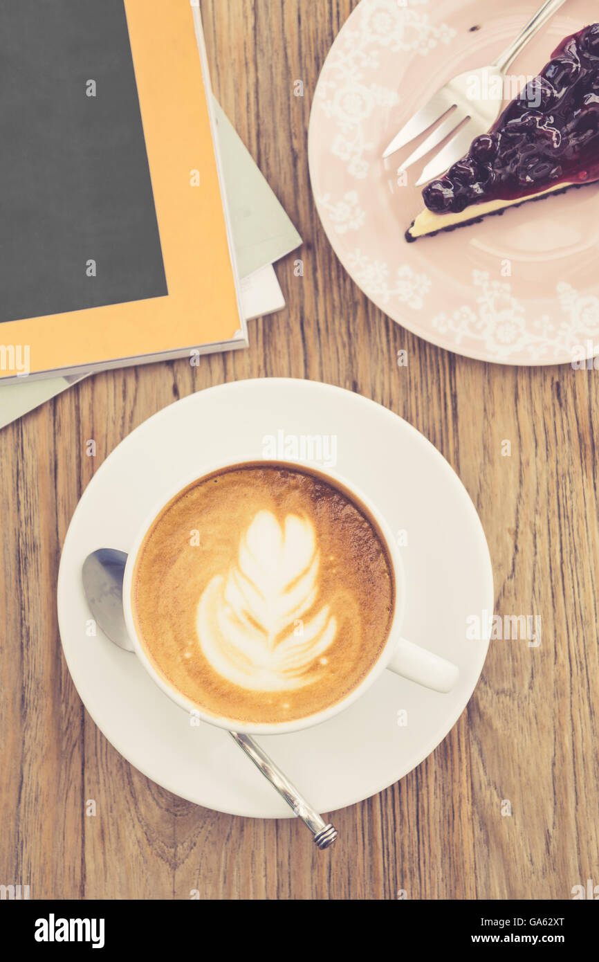 Caffè caldo latte con blue berry cheese cake lifestyle leisure sul tavolo di legno Foto Stock