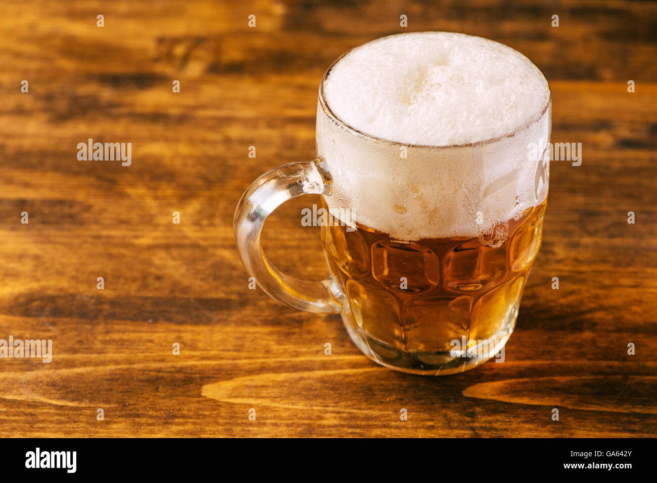 Boccale di birra piena di freddo fresco drink alcolici su sfondo di legno, fuoco selettivo Foto Stock